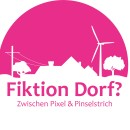 Logo des Ausstellungsprojektes "Fiktion Dorf? Zwischen Pixel und Pinselstrich": Dorfdarstellung mit Häusern, Bäumen, einem Windrad und einem Strommast, umgeben von einer Kuppel in pink und weiß gehalten.